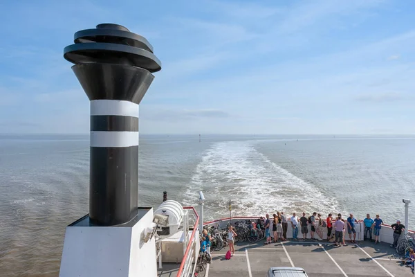 Passagiere auf der Fähre von Holwerd zur niederländischen Insel Ameland — Stockfoto