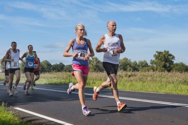 Urk, Hollanda - 08 Eylül 2012: Urk ve Emmeloord arasındaki 'Fish Potato Run' koşucuları, Hollanda