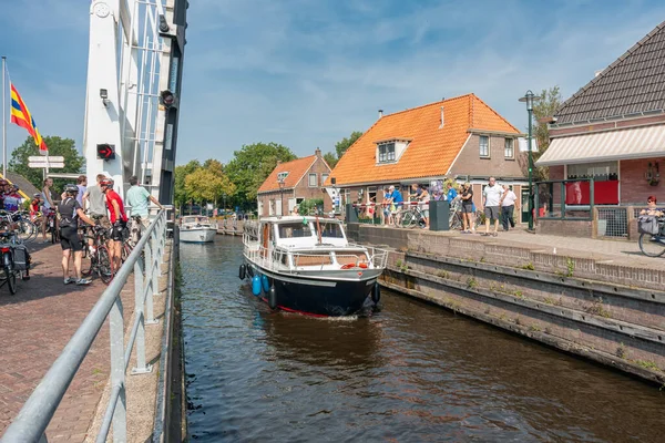 Ossenzijl Netherlands Lands Вересня 2011 Pedestrians Велосипедисти Чекають Відкритий Міст — стокове фото