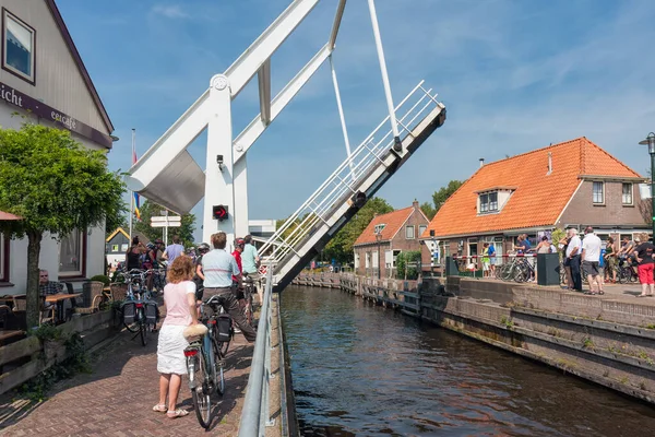 Ossenzijl Netherlands September 2011 Pedestrians Bikers Waiting Opened Bridge Yachts — Stock Photo, Image