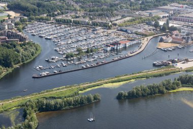 Marinalı Gooimeer Gölü 'nde Hollandalı Huizen köyü.