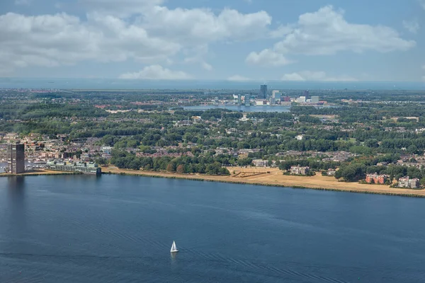荷兰阿尔米尔市的空中景观介于马尔克迈尔湖和古伊米尔湖之间 — 图库照片