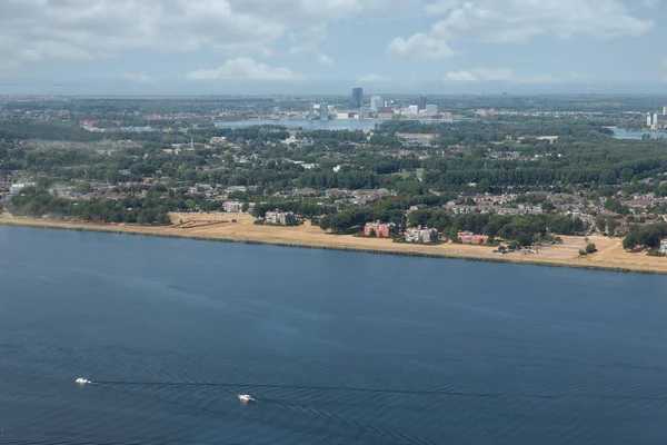 Veduta aerea Città olandese Almere tra i laghi Markermeer e Gooimeer — Foto Stock