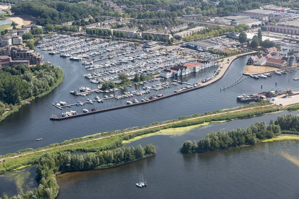 Vista aerea Villaggio olandese Huizen al lago Gooimeer con marina — Foto Stock