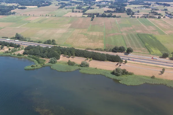 Aerail uitzicht Nederlands landelijk landschap met autoweg langs IJsselmeer — Stockfoto