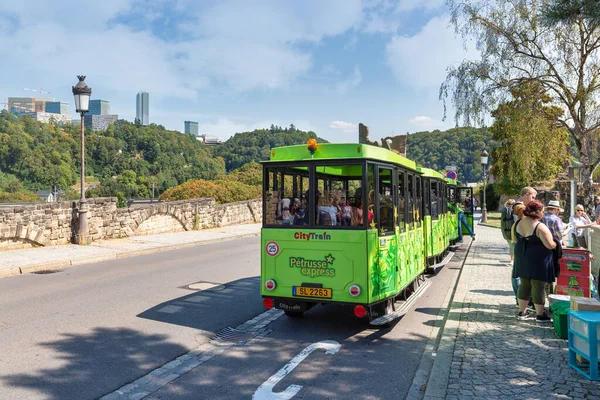 Pessoas que compram bilhetes para dirigir com citytrain através da cidade de Luxemburgo — Fotografia de Stock