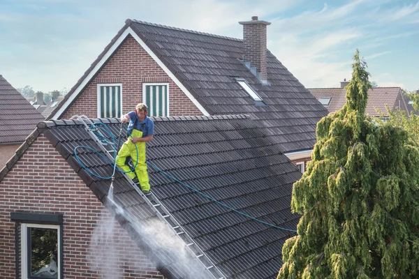 Прибиральник з мийкою під тиском на даху прибирання даху плитки — стокове фото
