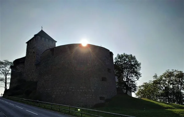 Slunce Vychází Nad Hradem Vaduz Lichtenštejnsku — Stock fotografie