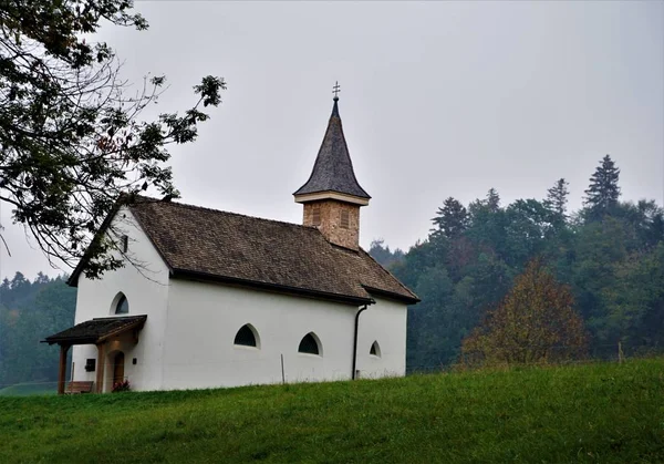 小さな礼拝堂で Hinterer シェレンベルク リヒテンシュタインを発見 — ストック写真