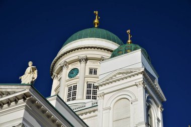 Helsinki Katedrali önünde mavi gökyüzü Close-up