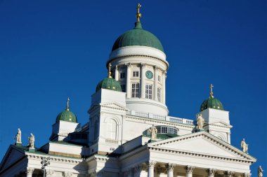 Helsinki Katedrali önünde mavi bir gökyüzü çatı