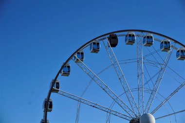 Helsinki, Finlandiya, dönme dolap mavi gökyüzü önünde benekli