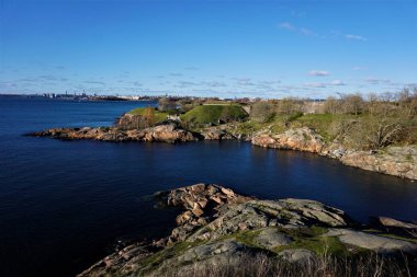 Panoramik derin mavi Baltık Denizi ve Suomenlinna ada Helsinki, Finlandiya