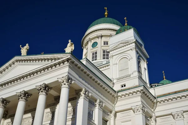 Helsinki Katedrali Önünde Mavi Gökyüzü Sütunlarla Close — Stok fotoğraf