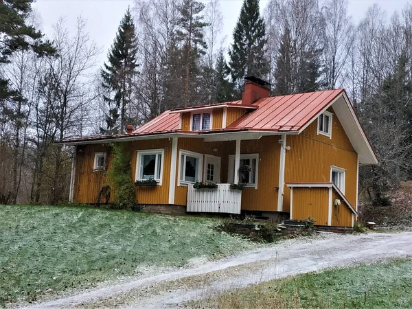 ヌークシオ国立公園 フィンランドの伝統的な黄色の木造住宅 — ストック写真