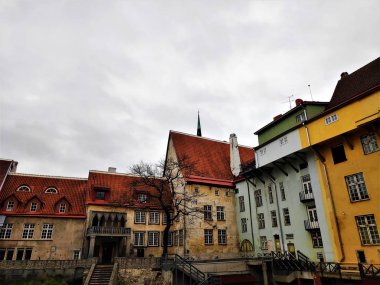 Tallinn, Estonya Şehir Tiyatrosu backstreets renkli evleri