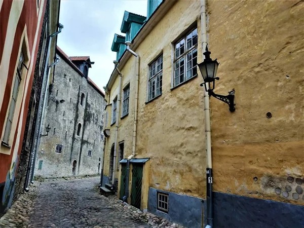 Bella Vecchia Strada Ciottoli Con Case Colorate Tallinn Estonia — Foto Stock