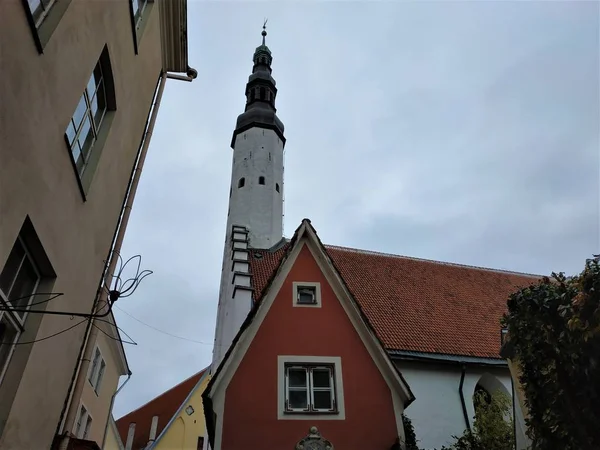 Turm Der Heilig Geist Kirche Mit Rotem Haus Tallinn Estland — Stockfoto