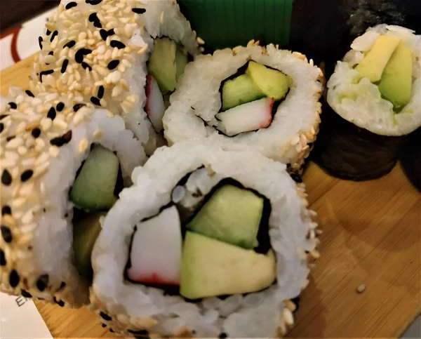 Diferentes Tipos Maki Sushi Con Algas Marinas Sésamo — Foto de Stock