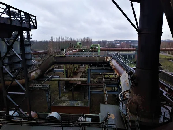 Vista sobre tubos oxidados de la antigua planta industrial de Duisburg — Foto de Stock