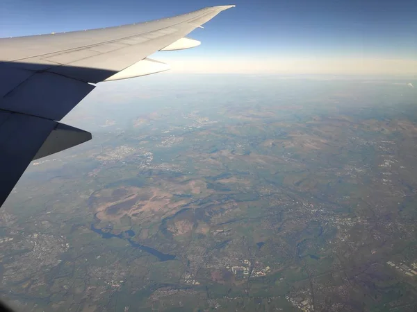 Blick aus dem Flugzeugfenster auf atemberaubende Landschaft — Stockfoto