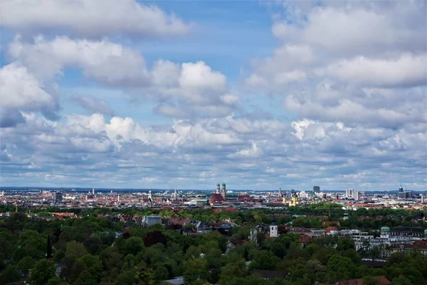 Aerial view over Munich with the Frauenkirche in the center — Stock Photo, Image