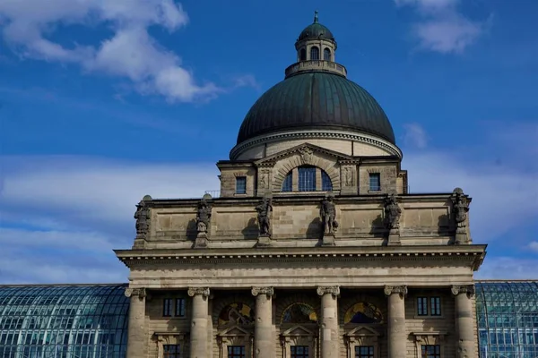 Blick auf die bayerische Staatskanzlei vor blauem Himmel — Stockfoto
