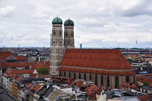 Eski şehirde Münih Frauenkirche görünümü — Stok fotoğraf