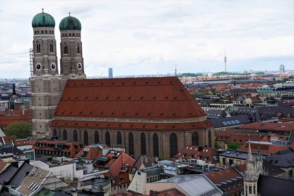 Vista sobre Munique Frauenkirche cercado por casas — Fotografia de Stock