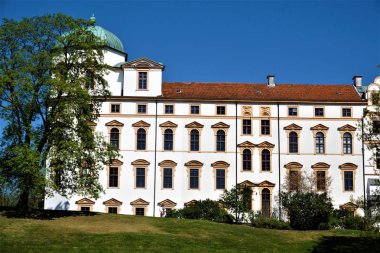 Celle kale - kule yarım ağacın arkasında gizli