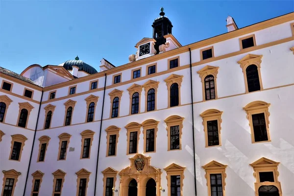 Fasaden på Celles slott med massor av fönster — Stockfoto