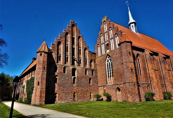 Belle abbaye de Wienhausen avec sentier et prairie — Photo