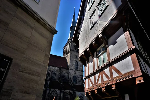 Upended Sugarloaf and St. Andreas church in Hildesheim — Stock Photo, Image