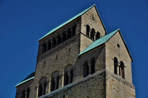 Верхняя часть башни Хильдесхаймского собора — стоковое фото