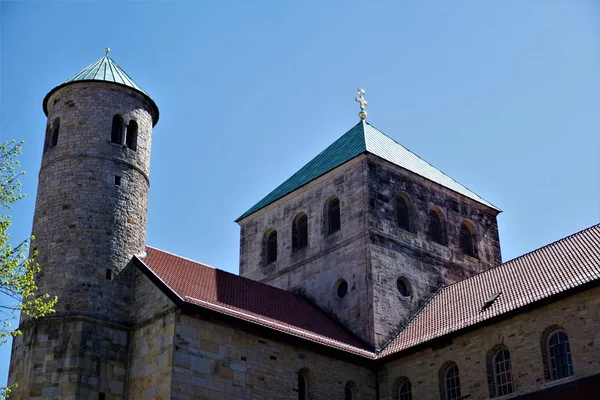 Hildesheim'daki Aziz Michael Kilisesi'nin Çan Kuleleri — Stok fotoğraf