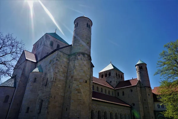 Raios de sol sobre a Igreja de São Miguel em Hildesheim — Fotografia de Stock