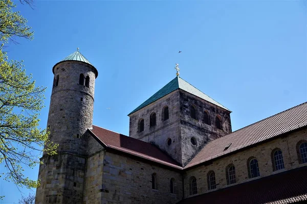 Hildesheim'daki St. Michael Kilisesi'nin önündeki çan kuleleri ve ağaç dalları — Stok fotoğraf