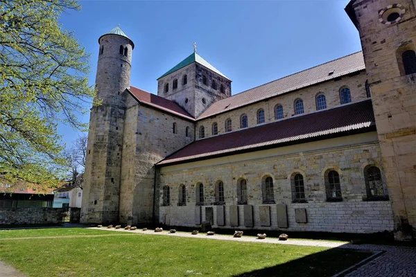 Binnenplaats van de Sint-Michielskerk in Hildesheim — Stockfoto