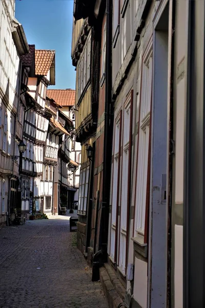 Úzká ulice s křivolaké domy ve starém městě Hannu. Munden — Stock fotografie