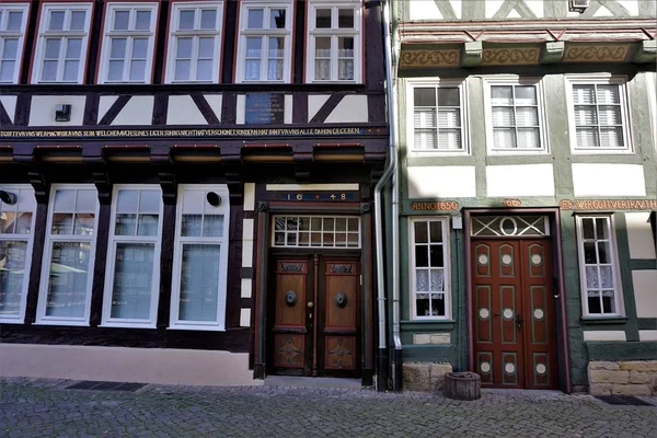 บ้านครึ่งไม้ที่มีประตูที่สวยงามใน Hannoversch Muenden — ภาพถ่ายสต็อก