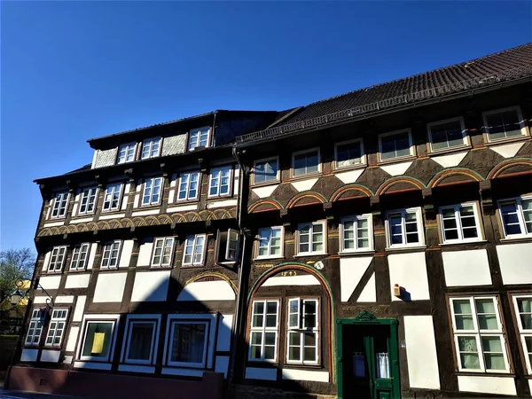 Rij huizen in het pittoreske oude centrum van Einbeck — Stockfoto