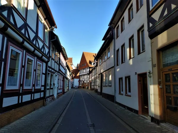 Rua com casas meia de madeira na cidade velha de Einbeck — Fotografia de Stock