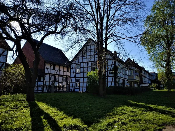 Centrální Park ve městě Einbeck s hrázděnými domy — Stock fotografie
