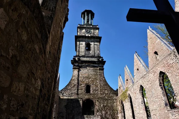 Dachlose Ägidienkirche in Hannover mit Teil des Kreuzes — Stockfoto