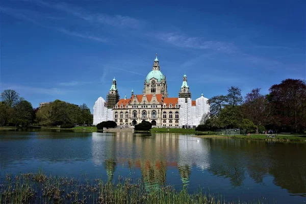 Nouvelle mairie à Hanovre avec Maschpark et lac — Photo