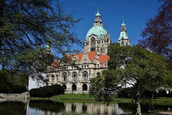 Nova Câmara Municipal de Hanôver com lago e parque na primavera — Fotografia de Stock