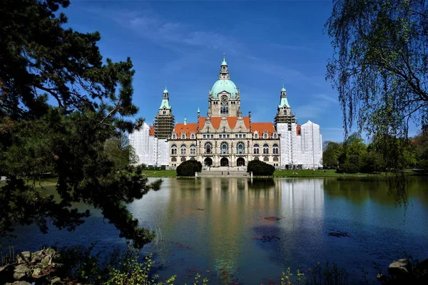 Nuevo Ayuntamiento de Hannover en construcción rodeado de lago y árboles —  Fotos de Stock