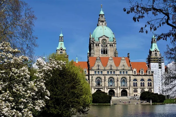 Das schöne Rathaus in Hannover mit prächtigen Pflanzen — Stockfoto