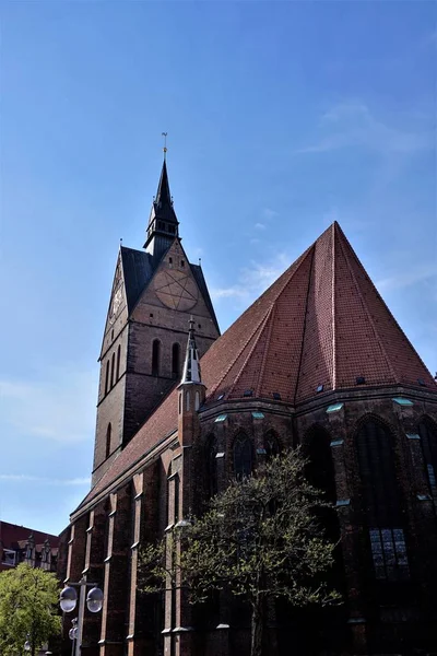 Marktkirche Hannover in una giornata di sole davanti al cielo blu — Foto Stock