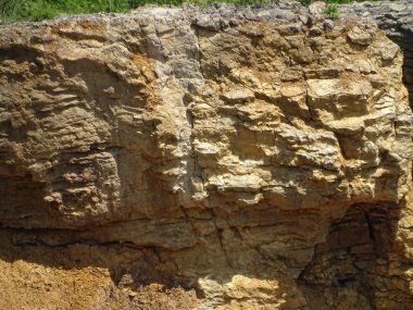 Kireç taşı ocağında ilginç kaya ve çimen oluşumu görüldü.